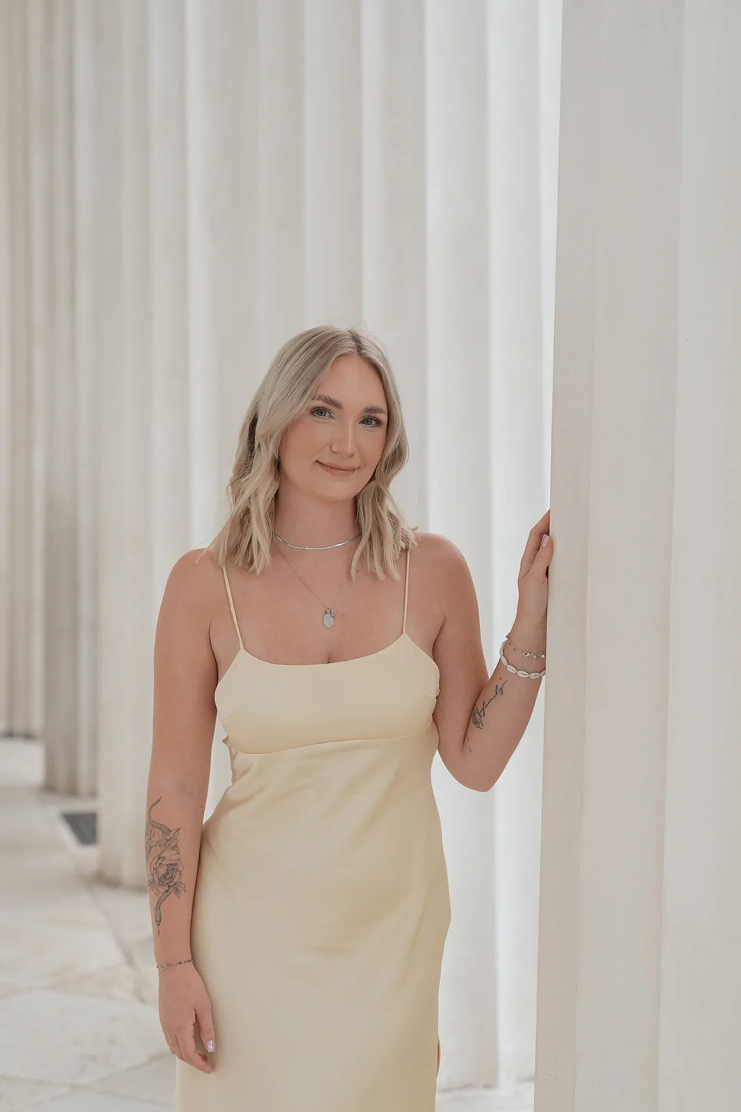 Timea Mörth, staatlich geprüfte Kosmetikerin, vor hellen Säulen
